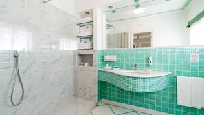 Junior Suite | Bathroom | Shower, free toiletries, hair dryer, bidet - Hotel Estense (Gatteo)