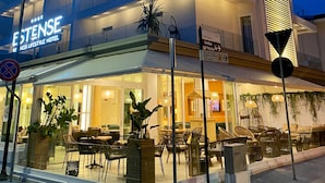 Un hotel de varios pisos con diseño moderno, que cuenta con balcones y zonas de estar al aire libre.
