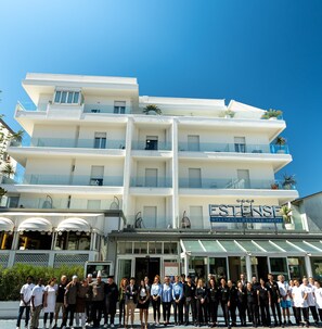 A multi-story hotel with a sign reading "ESTENSE Wellness Lifestyle Hotel". - Hotel Estense (Gatteo)