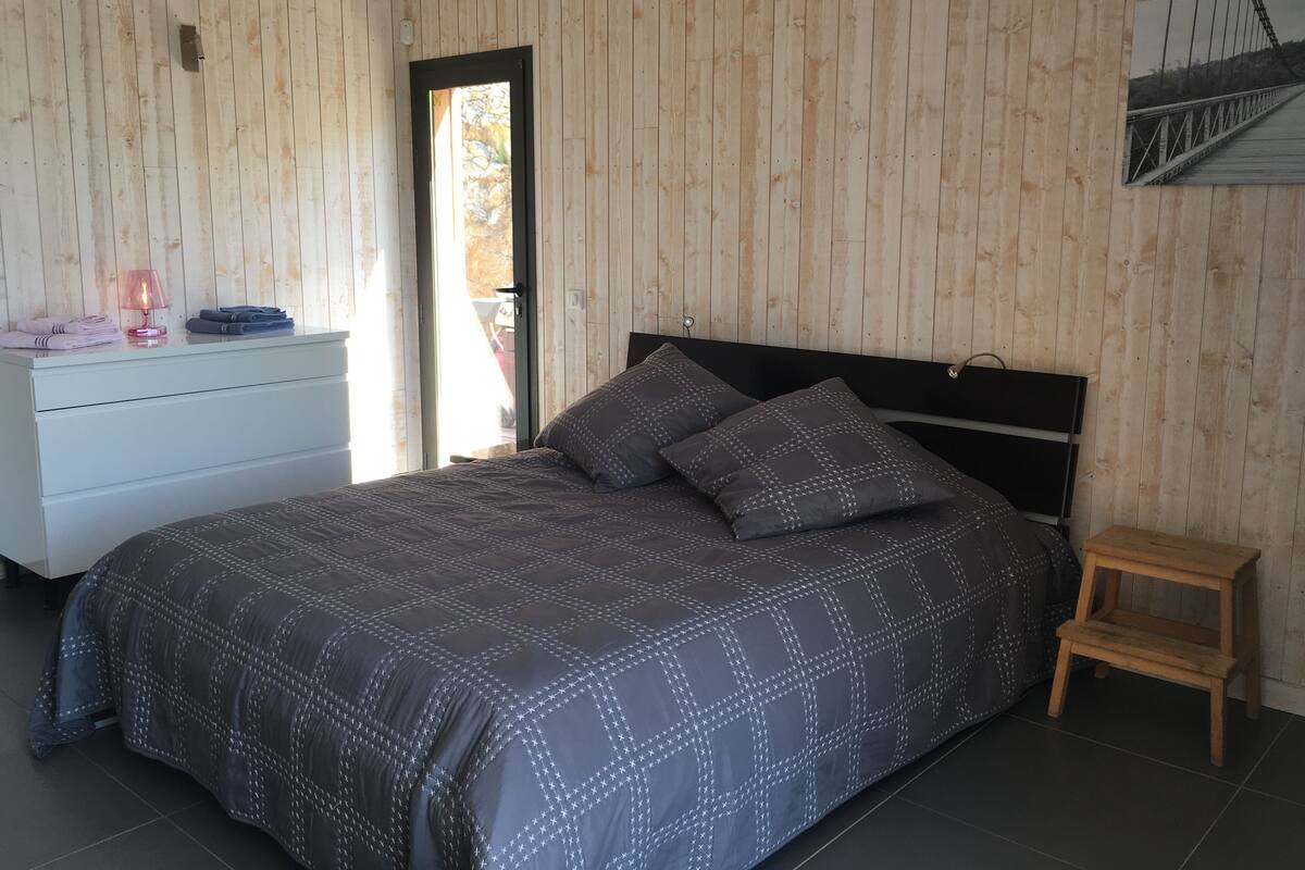 Svit Deluxe - utsikt mot poolen | 1 sovrum, sängtillbehör av högsta kvalitet och individuell inredning