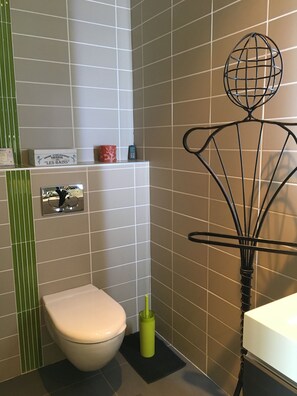 Svit Deluxe - utsikt mot poolen | Badrum | Dusch, gratis toalettartiklar, hårtork och handdukar