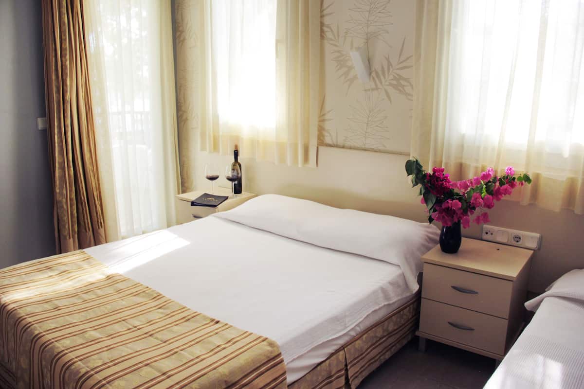 1 bedroom, premium bedding, in-room safe, desk