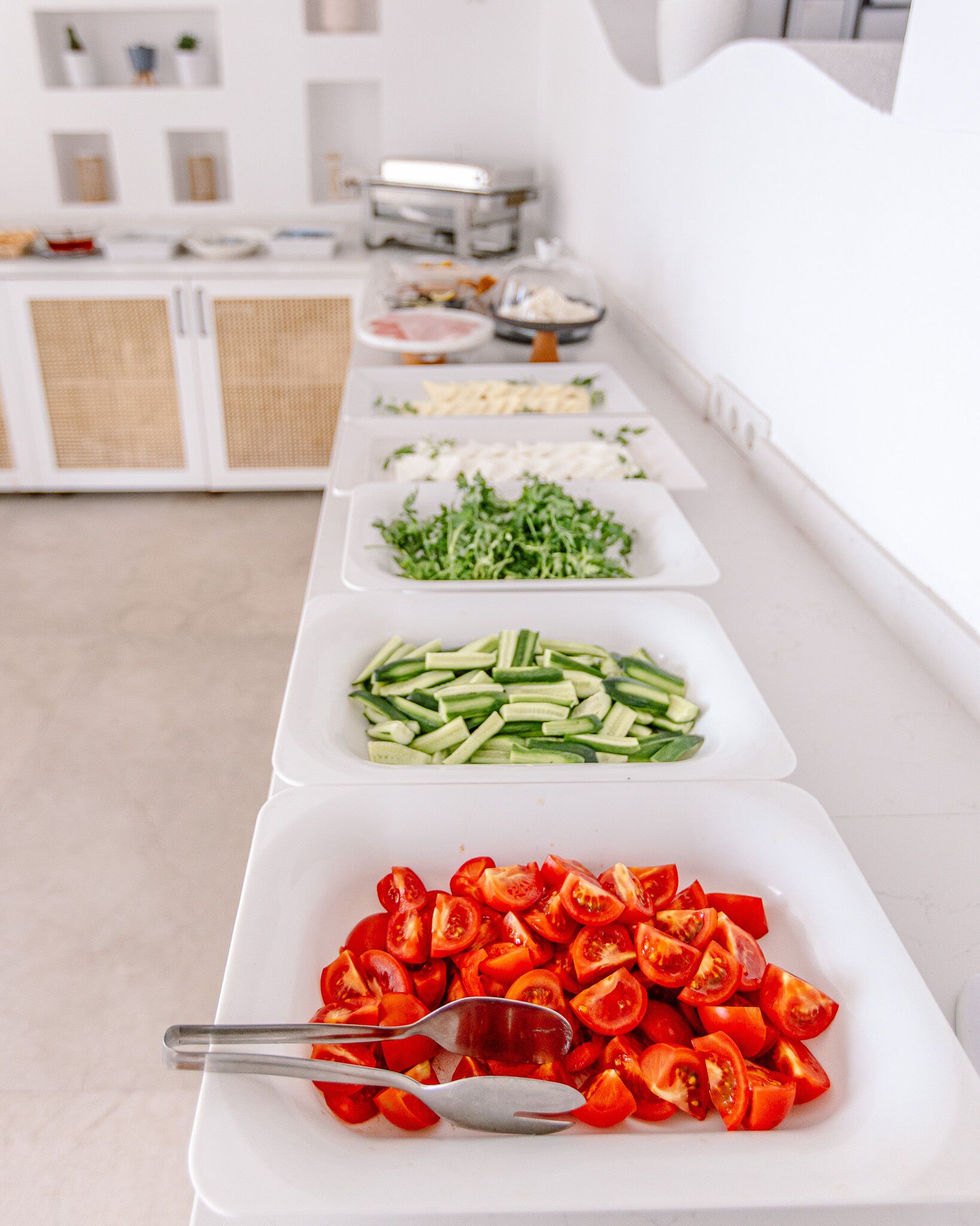 供应早餐、午餐和晚餐