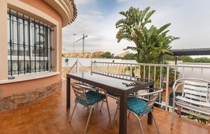 تناول الطعام بالخار�ج