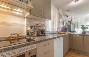 Refrigerador, microondas, placa de cocina, lavavajillas