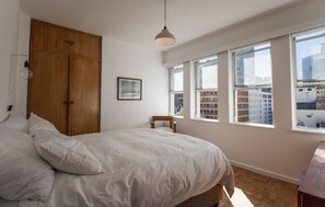 Appartamento Deluxe, 1 camera da letto, vista cortile | 1 camera, biancheria da letto di alta qualità, una scrivania