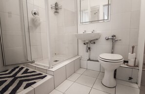 デラックス コンドミニアム 1 ベッドルーム コートヤードビュー | バスルーム | 個別の浴槽とシャワー、深めの浴槽、バスアメニティ (無料)、タオル