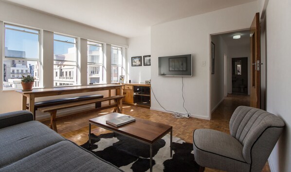 Deluxe-Apartment, 1 Schlafzimmer, Blick auf den Innenhof | Wohnzimmer | Flachbildfernseher