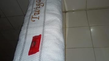 Shower, rainfall showerhead, free toiletries, towels