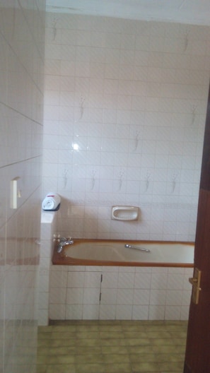 Standard Single Room, Non Smoking | Bathroom | Shower, rainfall showerhead, free toiletries, towels - Twiga Sanctuary Resort (Kisumu)