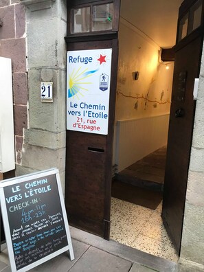 숙박 시설 입구