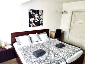Tweepersoonskamer | Een bureau, verduisterende gordijnen, gratis wifi, beddengoed
