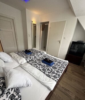Tweepersoonskamer | Een bureau, verduisterende gordijnen, gratis wifi, beddengoed