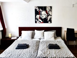 Double Room | Desk, blackout drapes, free WiFi, bed sheets - Pension Zum Burggrafen (Delmenhorst)