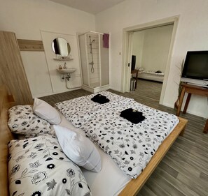 Familie driepersoonskamer | Een bureau, verduisterende gordijnen, gratis wifi, beddengoed