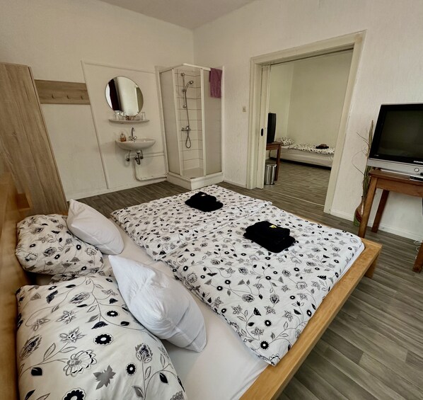 Chambre triple familiale | Bureau, rideaux d’obscurcissement, accès au Wi-Fi (inclus)