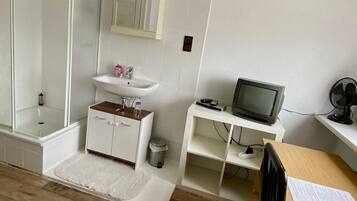 Single Room | Desk, blackout curtains, free WiFi, bed sheets