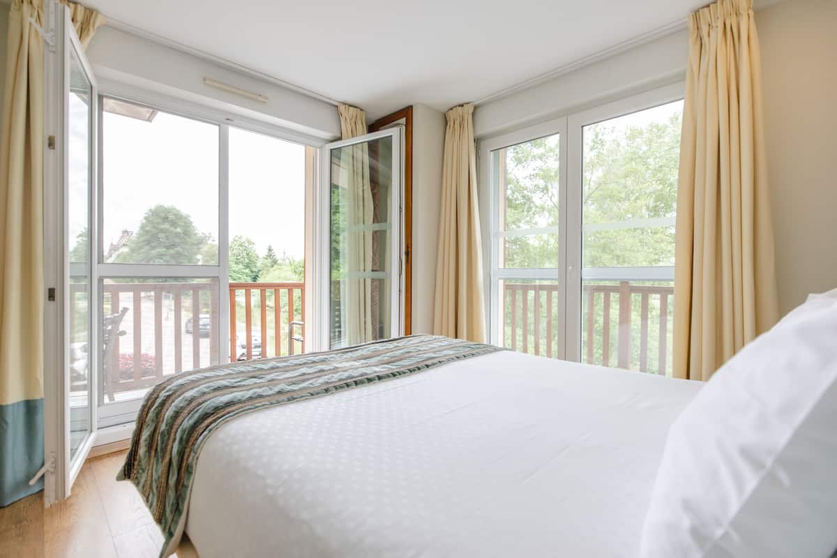 In-room safe, blackout curtains, soundproofing, iron/ironing board