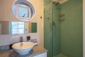 Apartamento executivo, 1 quarto, sacada, vista para o porto | Banheiro | Chuveiro, produtos de toalete grátis, toalhas de banho 