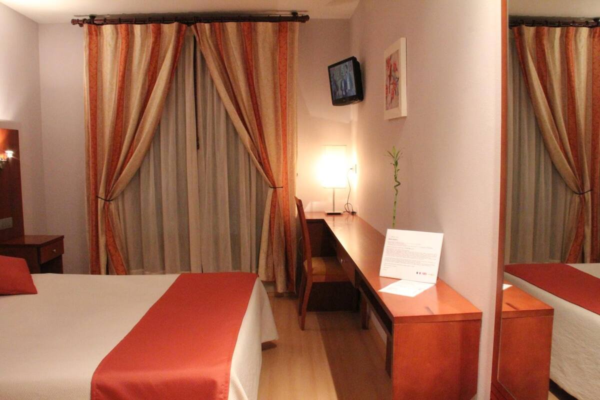 premium bedding, in-room safe, desk, free wifi