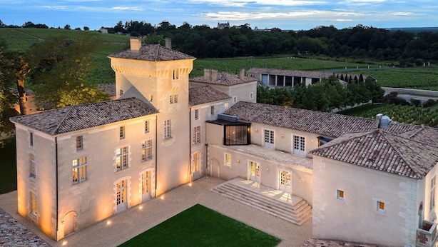 A large, historic building with multiple towers and a courtyard. - Château Lafaurie-Peyraguey Hôtel & Restaurant LALIQUE (Bommes)