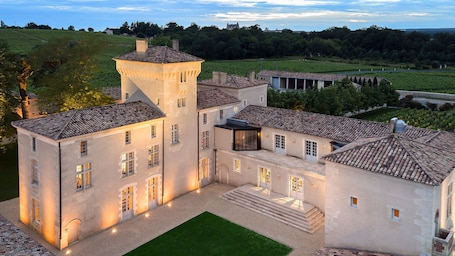 Front of property – evening/night. Château Lafaurie-Peyraguey Hôtel & Restaurant LALIQUE