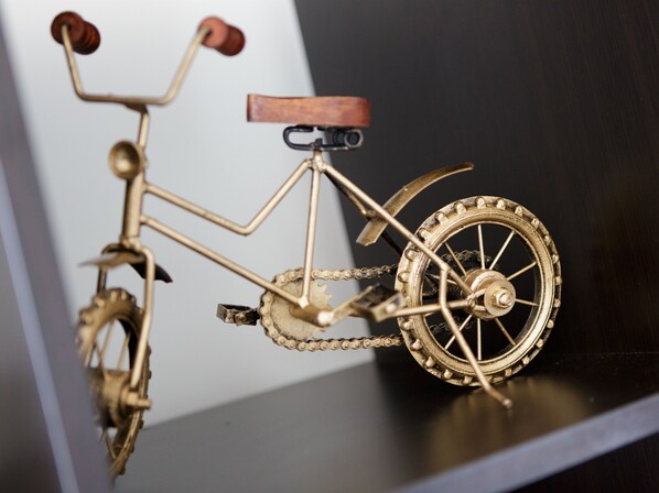 A detailed model of a bicycle with a chain, gears, and a wooden seat.