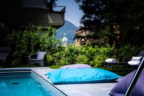 Alberca al aire libre por temporada y sombrillas en la alberca