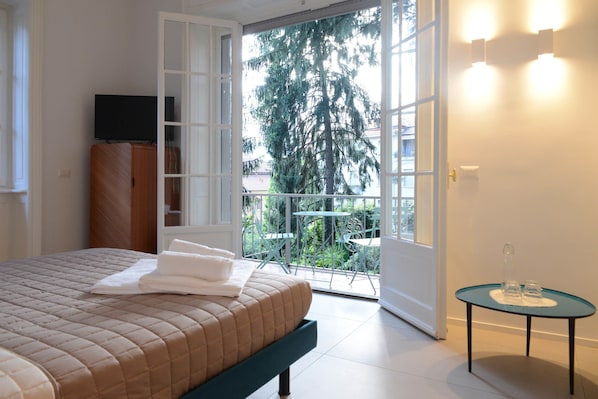 Habitación junior, balcón | Insonorización, wifi gratis y ropa de cama