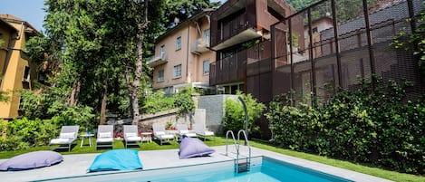 Piscine extérieure en saison, accÚs possible de 8 h à 19 h, parasols