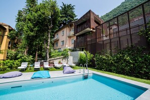 Seasonal outdoor pool, open 9:00 AM to 7:00 PM, pool umbrellas - Le Stanze del Lago Suites & Pool (Como)