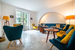 Lobby lounge