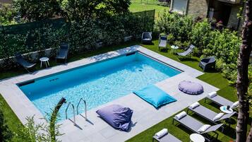 Piscine extérieure (ouverte en saison), parasols de plage