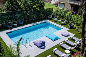 Seasonal outdoor pool, open 9:00 AM to 7:00 PM, pool umbrellas - Le Stanze del Lago Suites & Pool (Como)