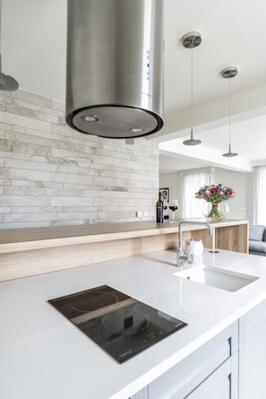 Deluxe-Apartment | Eigene Kochnische | Kühlschrank, Herdplatte, Geschirrspüler