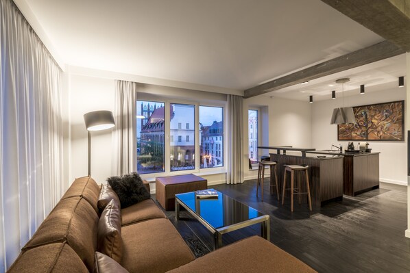 Apartament Deluxe | Sala d'estar | Televisor de pantalla plana 