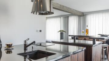 Deluxe Apartment | Private kitchenette | Fridge, stovetop, dishwasher, coffee/tea maker