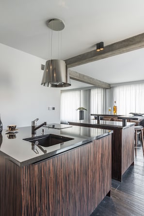 Deluxe-Apartment | Eigene Kochnische | Kühlschrank, Herdplatte, Geschirrspüler