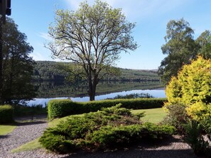 Garden view - Lochview Guesthouse (Strathpeffer)