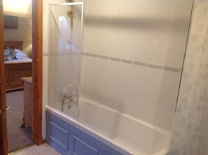 Chambre supérieure double, vue sur le lac (Room 3) | Salle de bain | Articles de toilette (gratuits), séchoir à cheveux, serviettes fournies