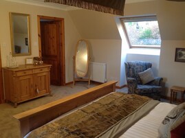 Quarto casal superior, vista para o lago (Room 3) | Roupas de cama premium, ferros/tábuas de passar roupa, Wi-Fi de cortesia