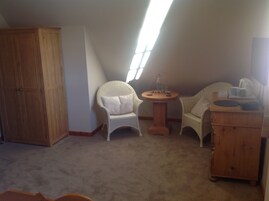 Quarto casal luxo, vista para o lago (Room 2) | Roupas de cama premium, ferros/tábuas de passar roupa, Wi-Fi de cortesia