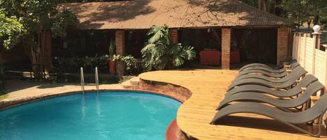 Una piscina al aire libre