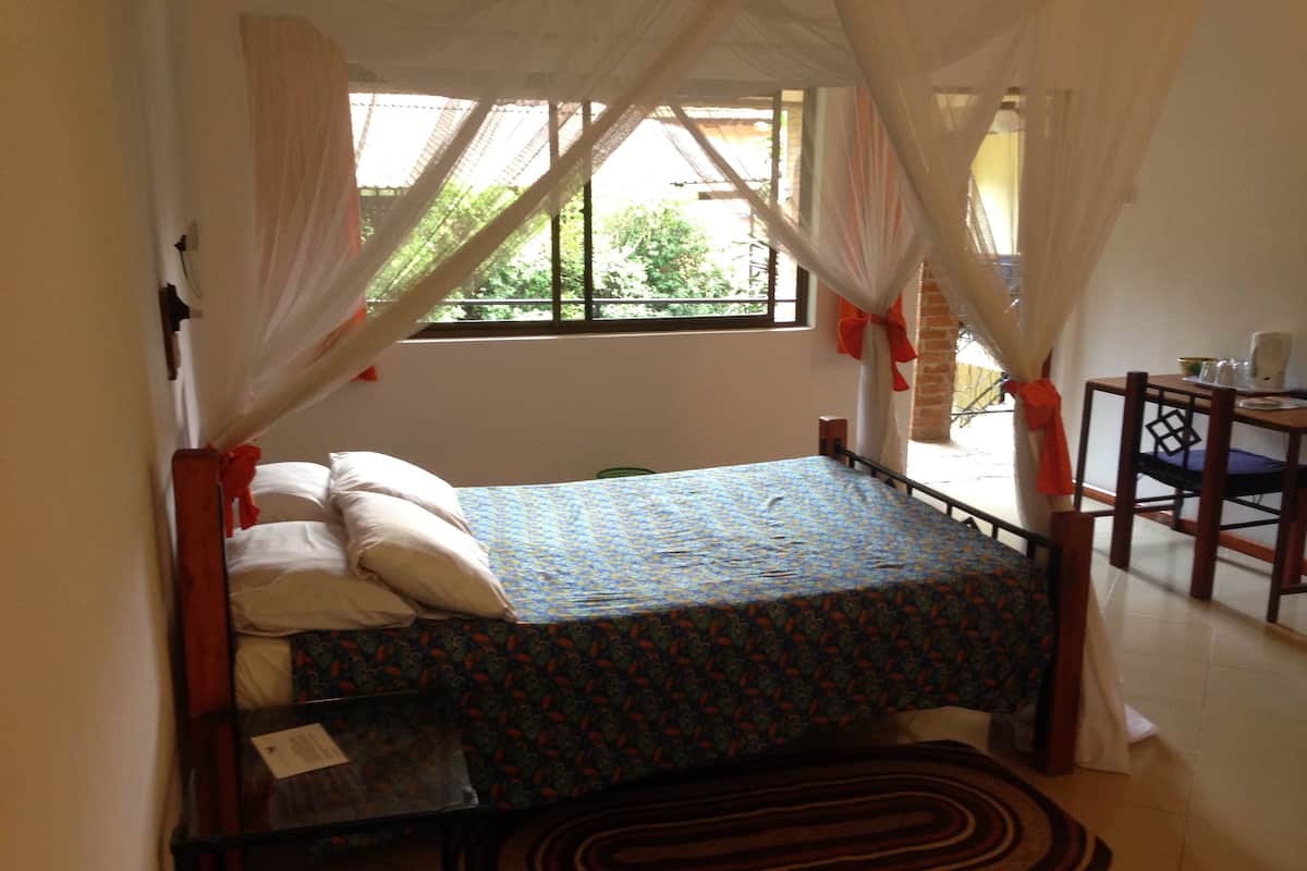 Double or Twin Room | Peti besi dalam bilik, cadar katil