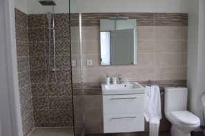 Habitación doble | Escritorio, wifi gratis y ropa de cama 