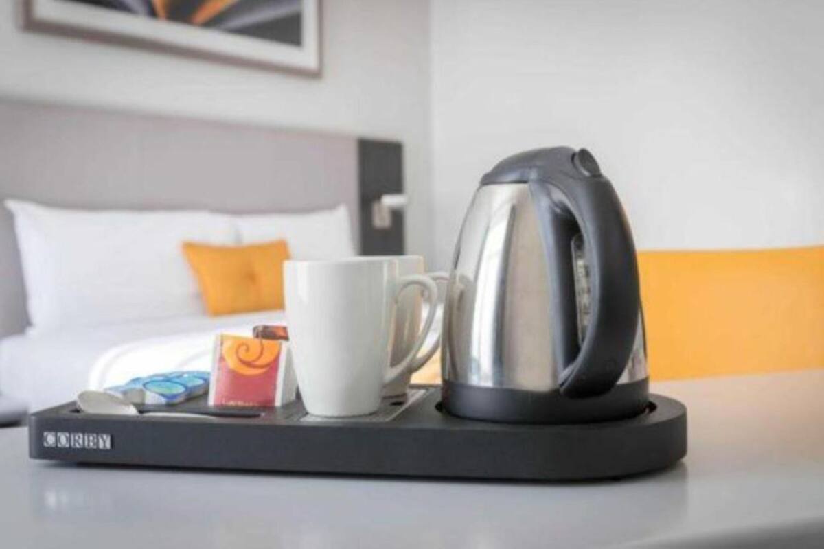 Executive Room, 1 King Bed | In-room safe, desk, soundproofing, iron/ironing board