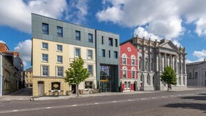 A street view with a modern building, a historic building, and a restaurant. - Maldron Hotel South Mall Cork City (Cork)