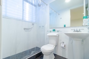 Habitació doble | Bany | Dutxa, articles de tocador gratuïts, assecador de cabells i tovalloles