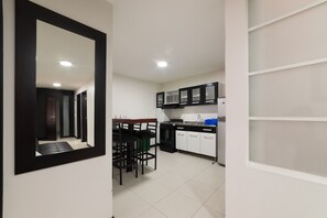 Desk, laptop workspace, free WiFi, bed sheets - Hotel Kafir (Bogotá)