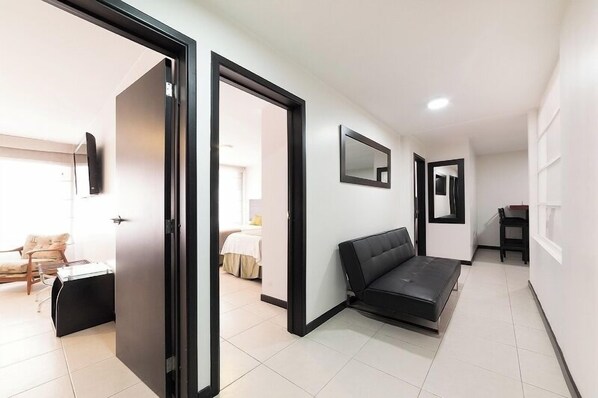 Desk, laptop workspace, free WiFi, bed sheets - Hotel Kafir (Bogotá)